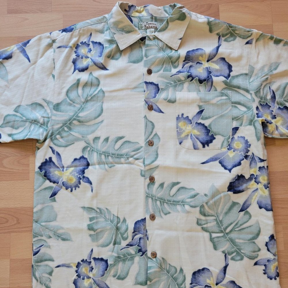 Tommy Bahama 100% Silk Tropical Hawaiian Short Sleeve Shirt - Medium